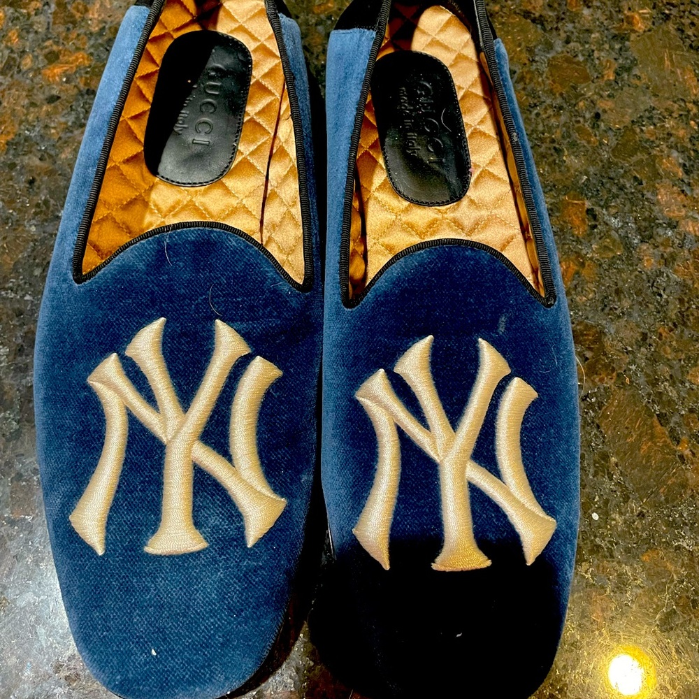 Gucci New York Yankees Loafers - Size 8 MENS- hardly worn $500